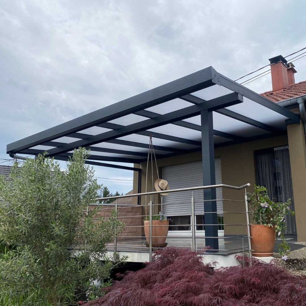 Pergola aluminium sur mesure noire Sarrenergy