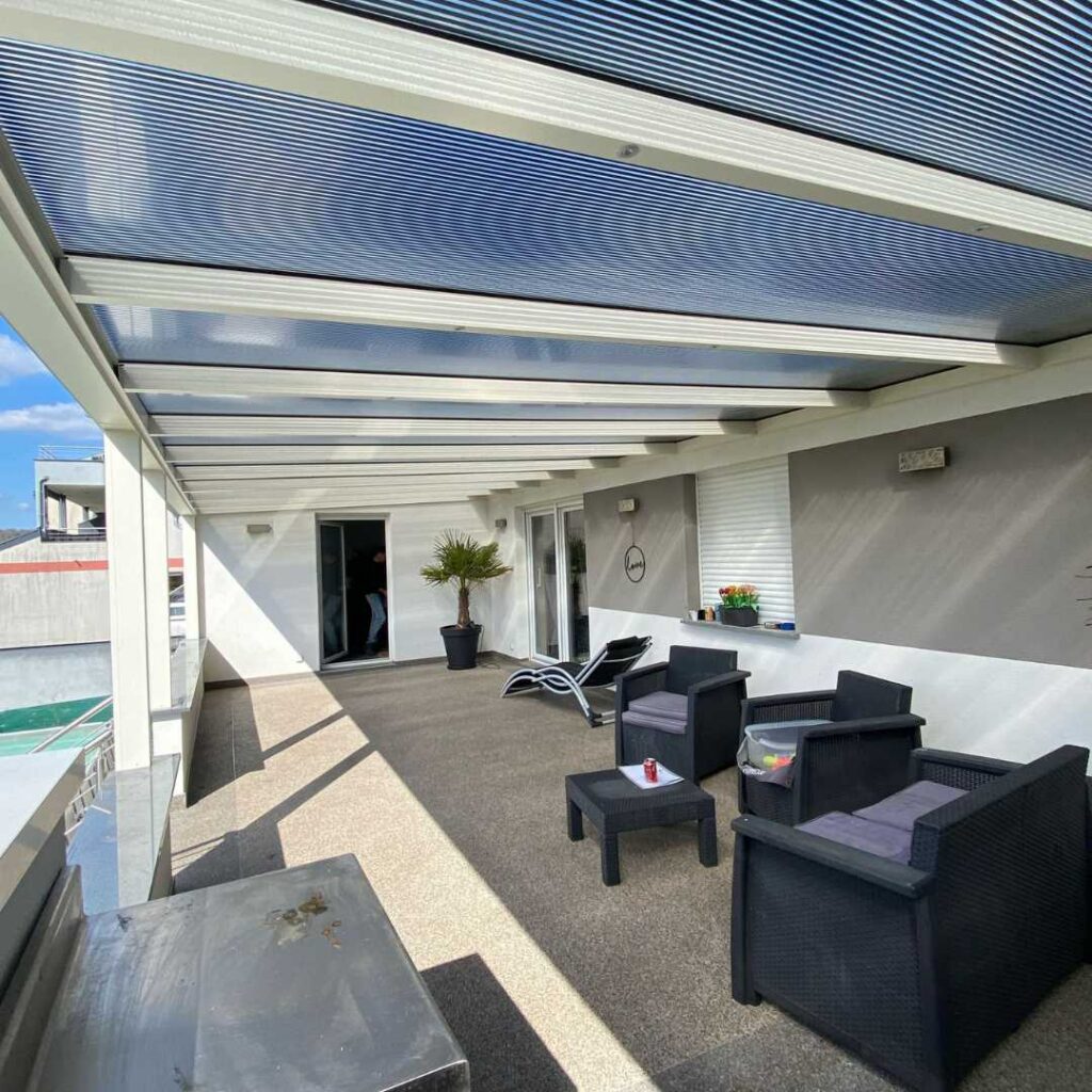 Pergola aluminium sur mesure blanche Sarrenergy
