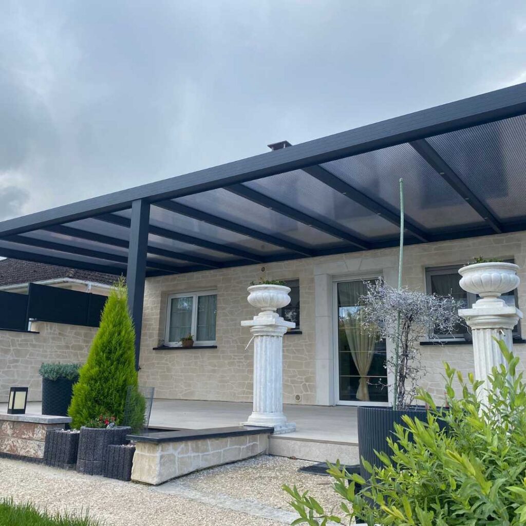 Pergola aluminium sur mesure toit polycarbonate Sarrenergy